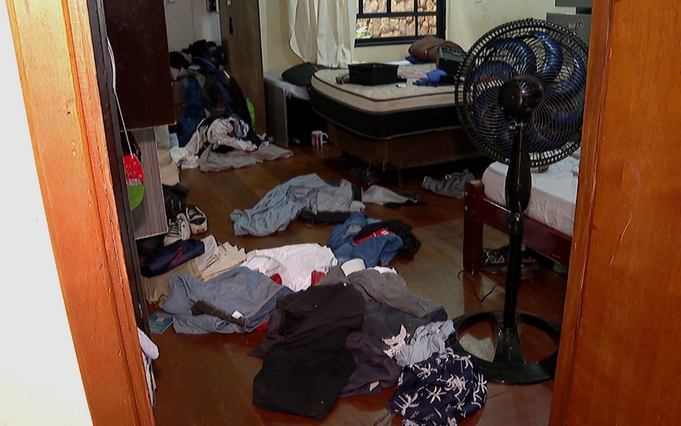 Criminosos reviraram armários e gavetas em busca de objetos de valor durante assalto à república no Monte Alegre, em Ribeirão Preto (SP) — Foto: Reprodução EPTV