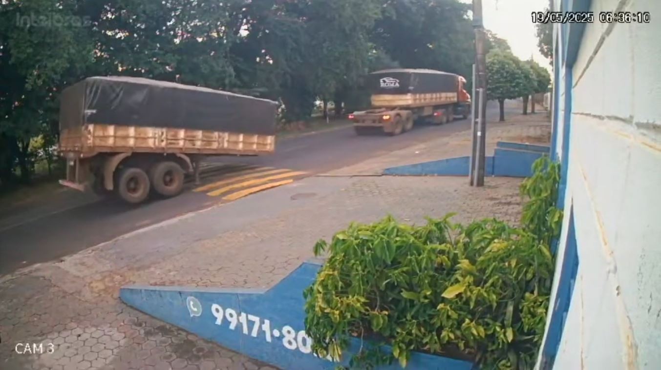 Compartimento de carreta em movimento se solta no meio da rua e desce desgovernado; vídeo
