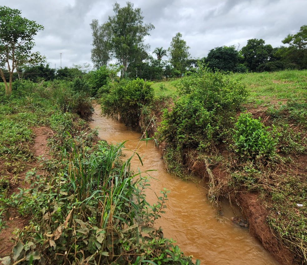 Pegadas da criança levaram até um córrego próximo da casa da família — Foto: Divulgação