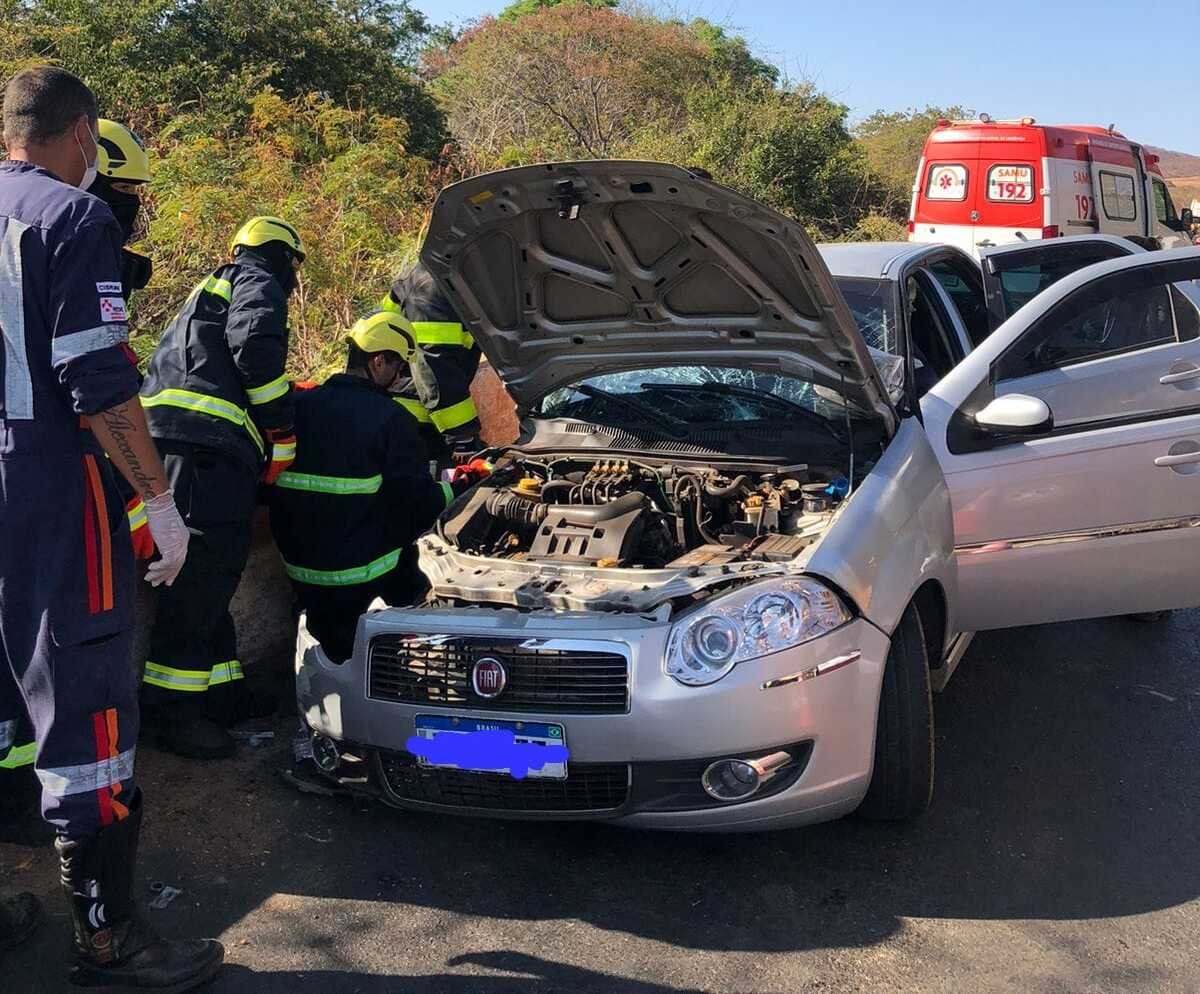 Mulher fica presa às ferragens após carro bater em barreira de proteção de ponte na MGC-122