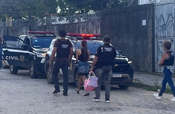 Suspeita de furtar armas de clube de tiro é presa durante operação policial em Santa Rita