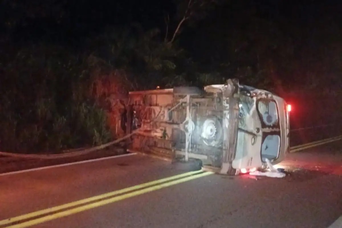 Acidente com ambulância deixa paciente e equipe médica feridos na BR-174 em MT