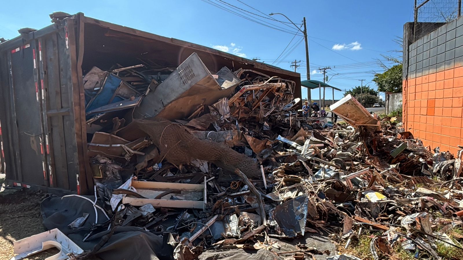 Caminhão carregado com 17 toneladas de sucata tomba em avenida da Vila Fátima em Piracicaba 