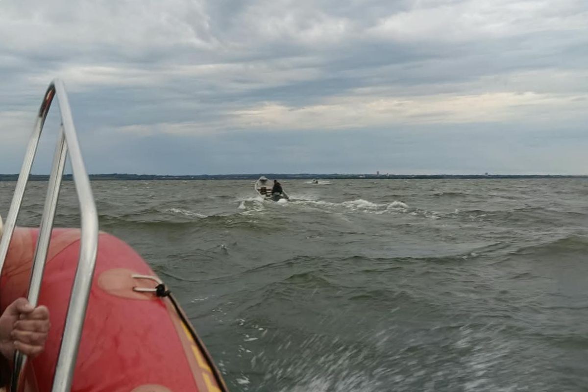 Grupo é resgatado após barcos virarem em rio no interior de SP