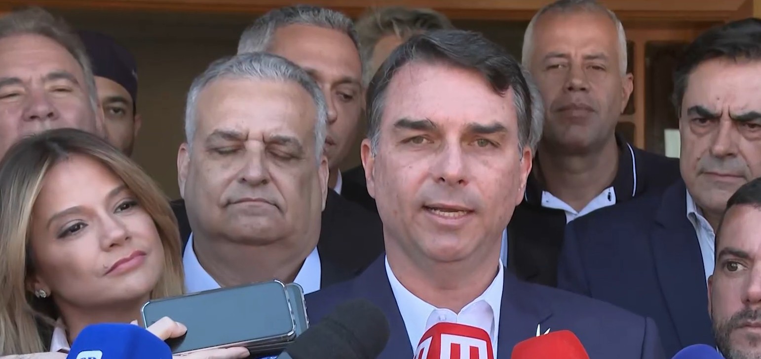 Antes de se encontrarem em gravação, Flávio Bolsonaro elogia Michelle e diz que ela terá acesso direto à Presidência