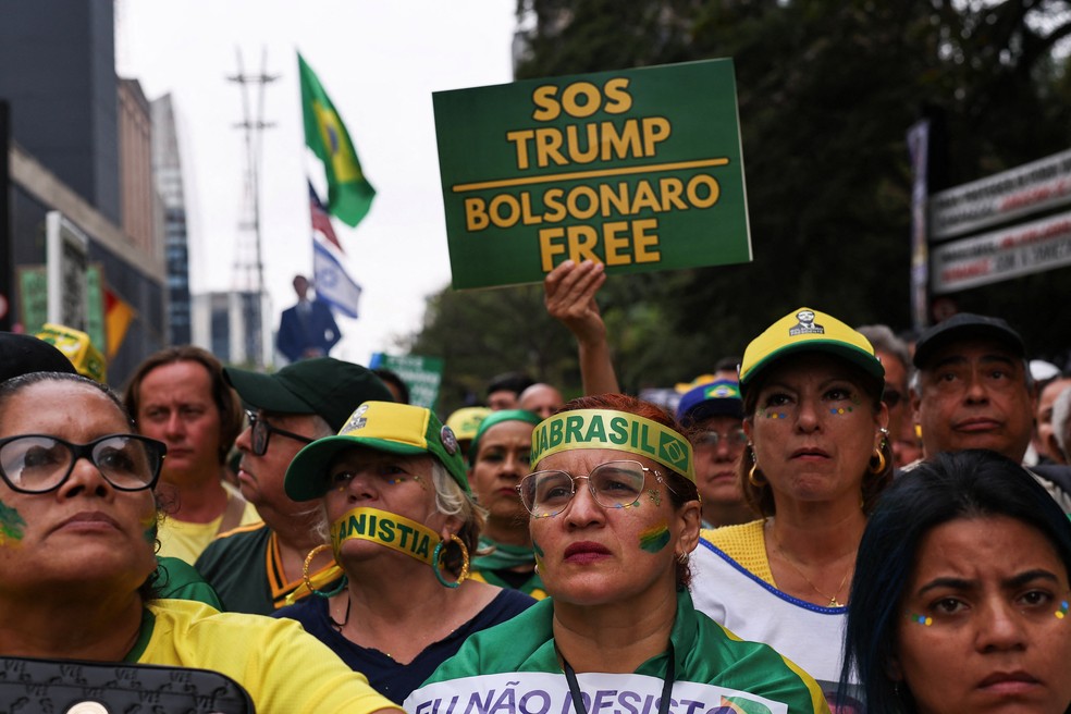 Apoiadores de Bolsonaro usaram cartazes em inglês para pedir novas ações de Trump contra o STF — Foto: Amanda Perobelli/Reuters