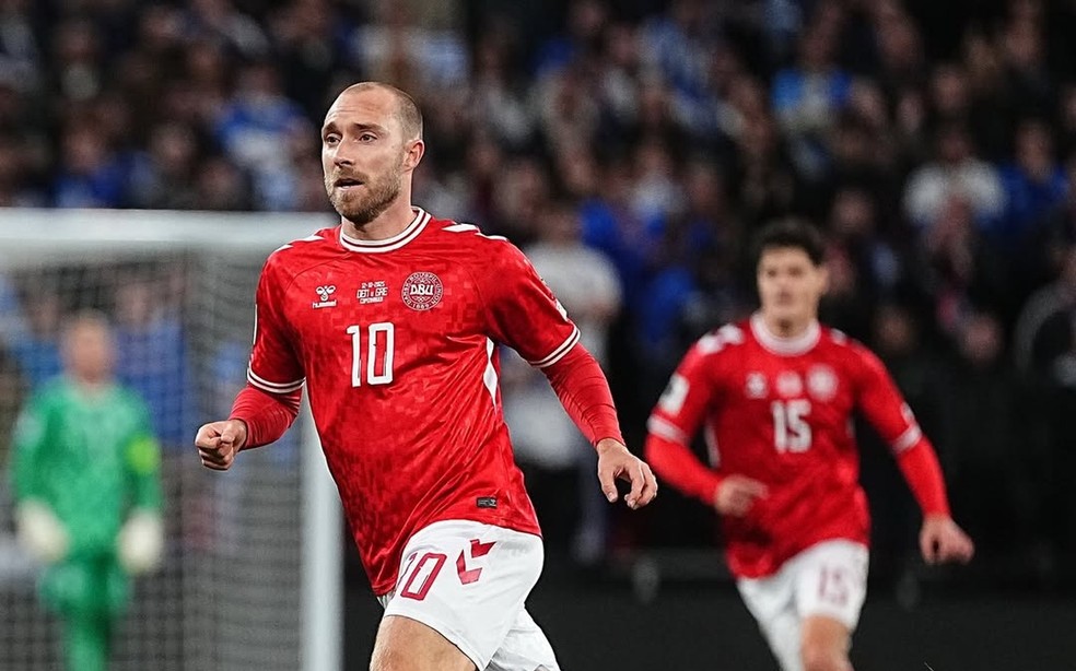 Christian Eriksen, da Dinamarca, passa mal em campo e cai descordado. — Foto: Reprodução/Instagram