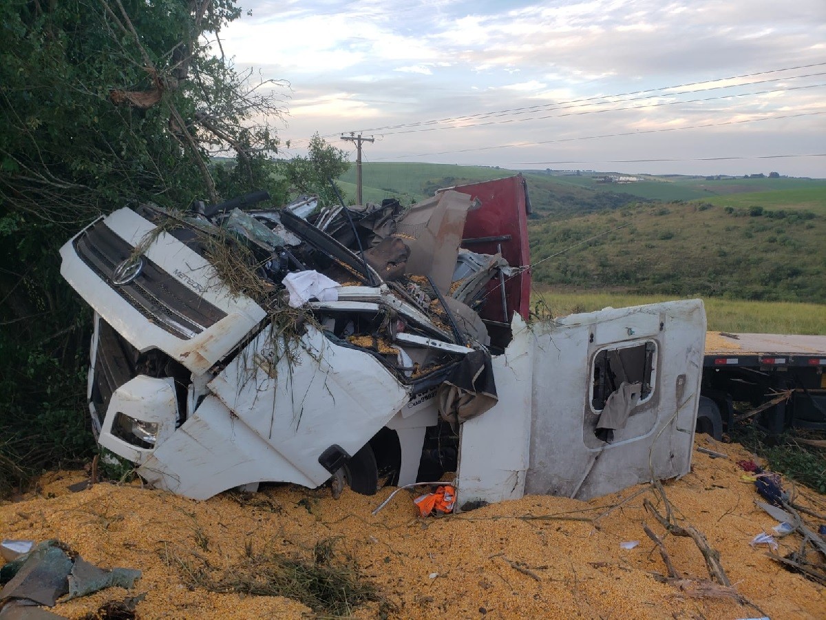 Motorista morre soterrado por carga de milho após carreta capotar em rodovia de MG
