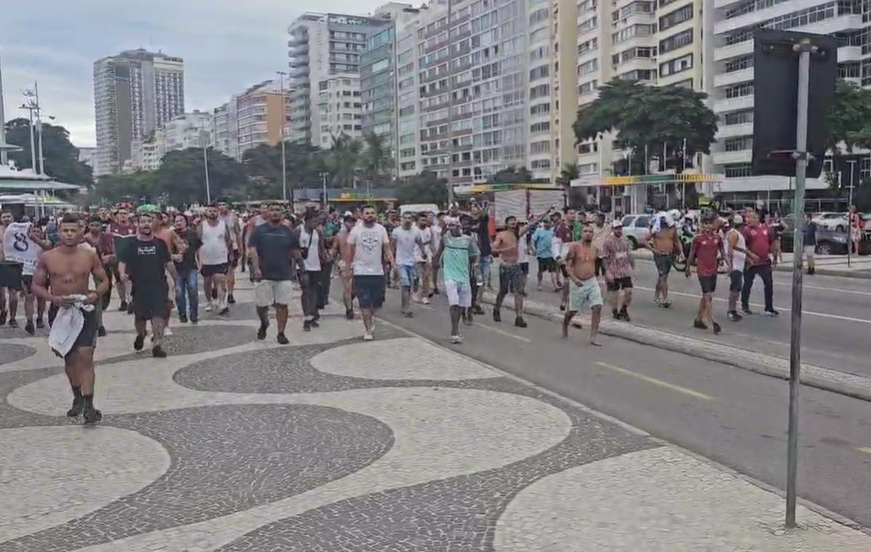 Torcida organizada do Fluminense ataca torcedores do Boca Juniors em Copacabana — Foto: Reproduo