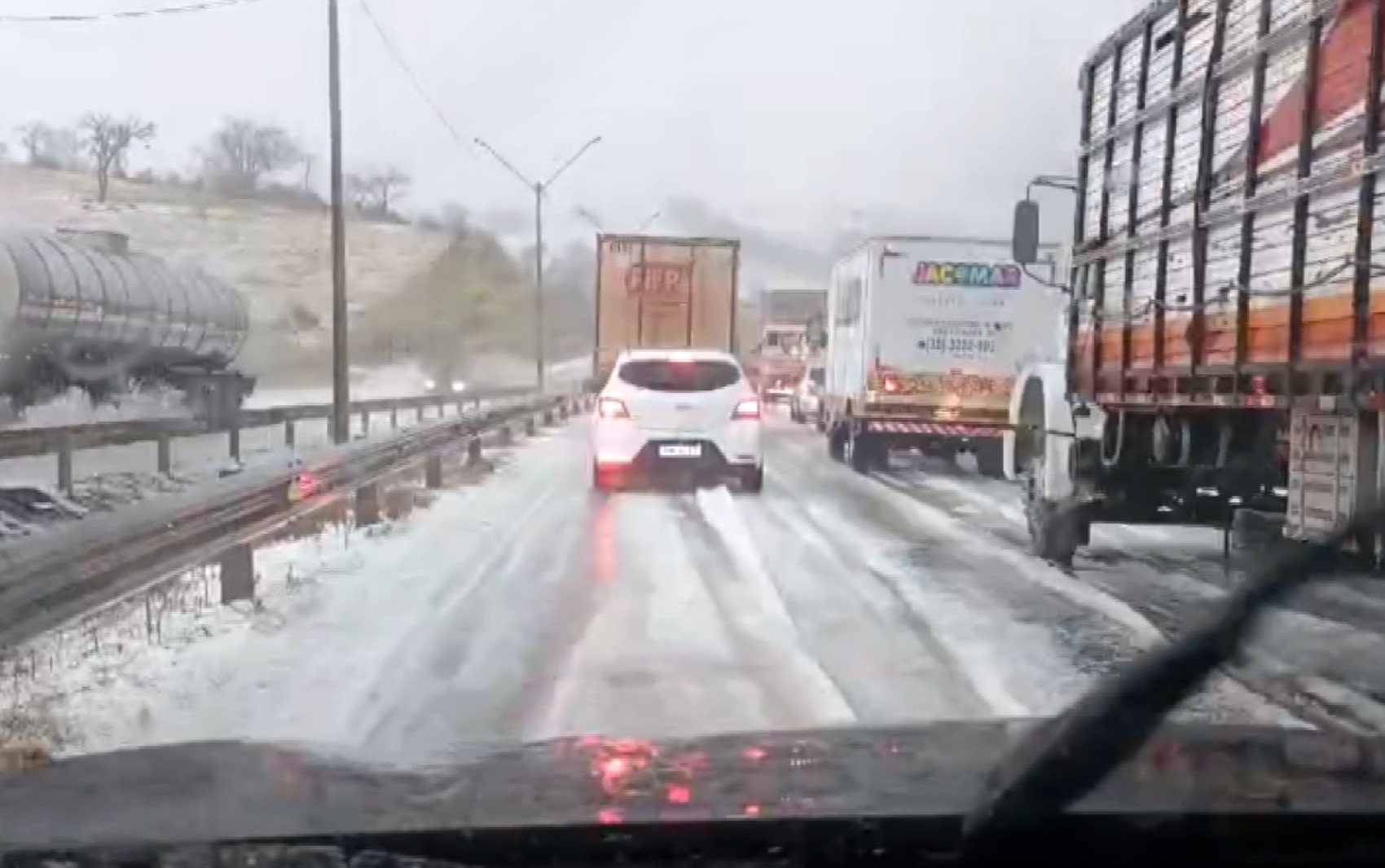 Chuva de granizo atinge cidades e gelo invade pista de rodovias no Sul de Minas; VÍDEO