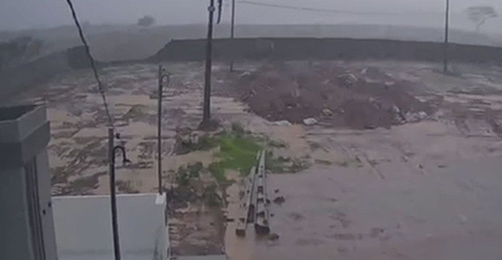 Muro desaba em condomínio de Monte Alegre durante forte chuva. — Foto: Reprodução/ TV Sergipe