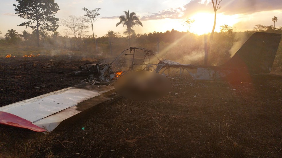 Avião experimental caiu próximo de aeroporto particular de Colniza (MT) — Foto: Polícia Militar