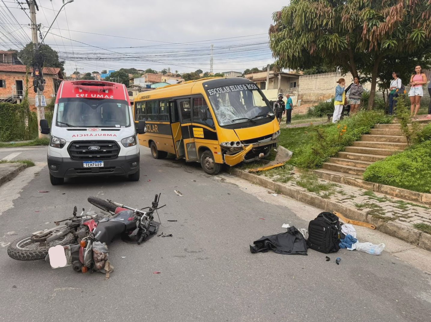 Motociclista morre e uma mulher tem perna esmagada em acidentes com ônibus na Grande BH