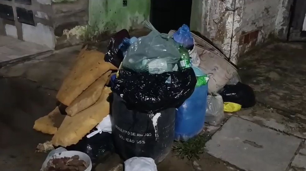 Lixo acumulado no Bairro Coroa do Meio em Aracaju. — Foto: Grazielle Araujo