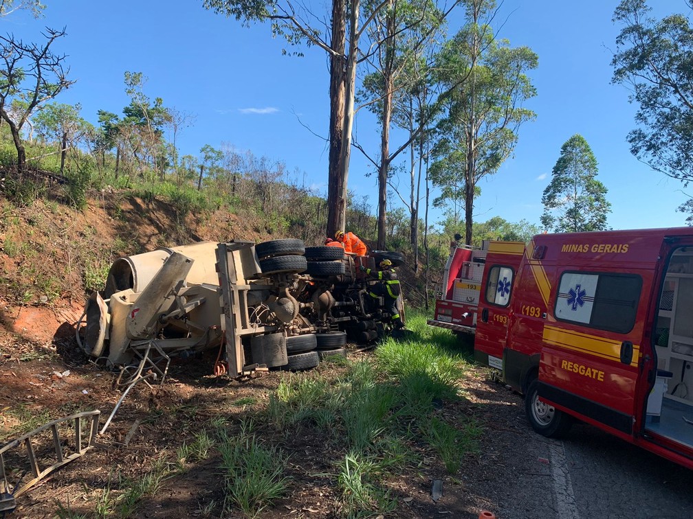 Caminho betoneira tombou fora da pista  Foto: Corpo de Bombeiros/Divulgao
