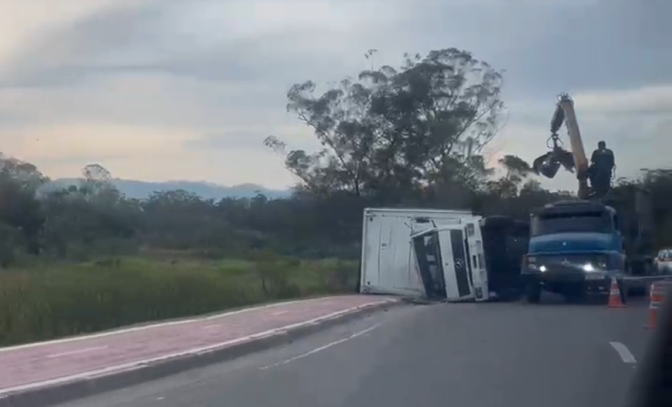 Caminhão tomba em rotatória de Mogi das Cruzes e motorista fica ferido