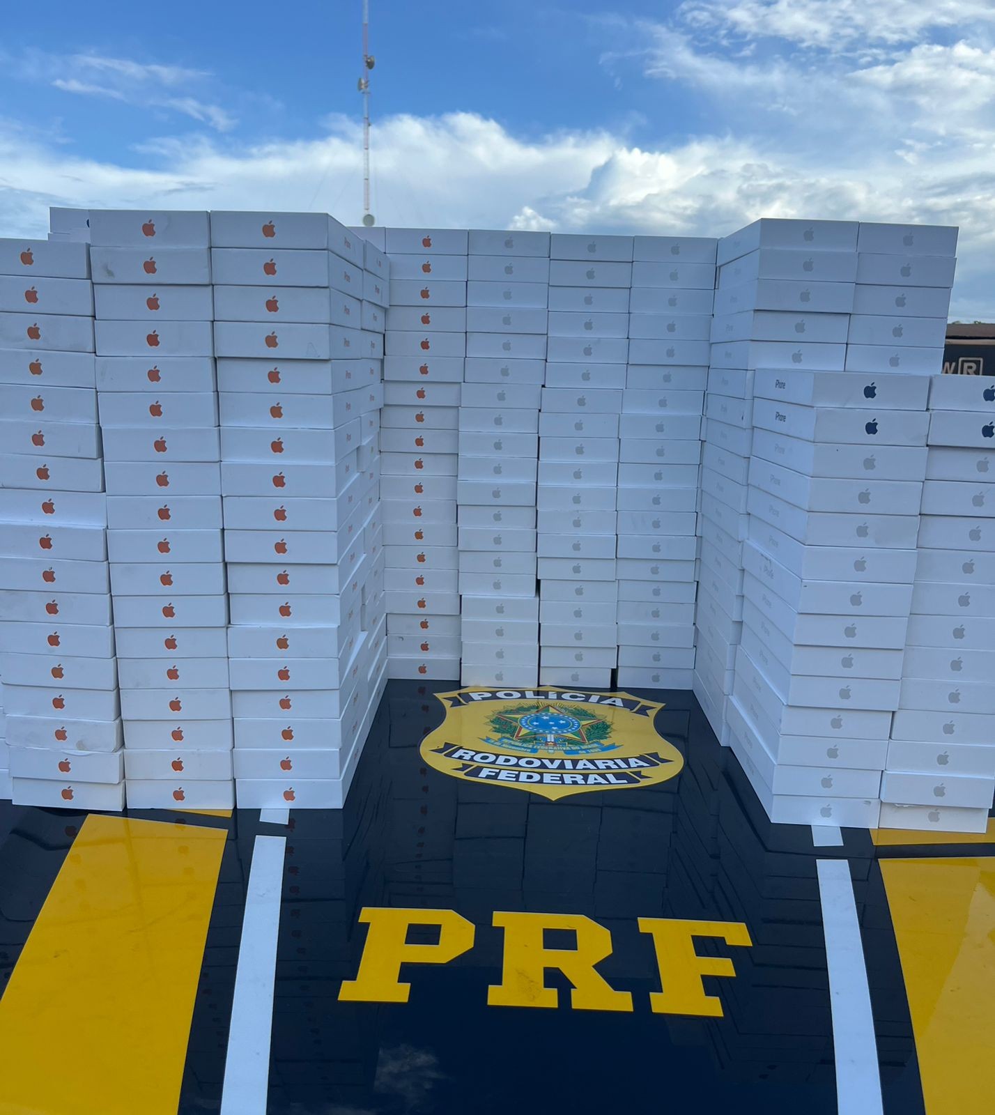 PRF apreende mais de 400 iPhones 17 e vinhos avaliados em R$ 5 milhões em Roraima 