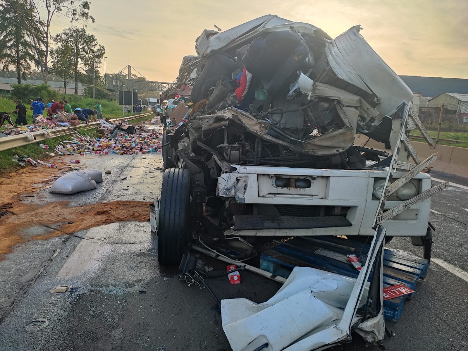 Caminhoneiro morre e passageiro fica ferido após acidente com carreta na Raposo Tavares em Araçoiaba da Serra