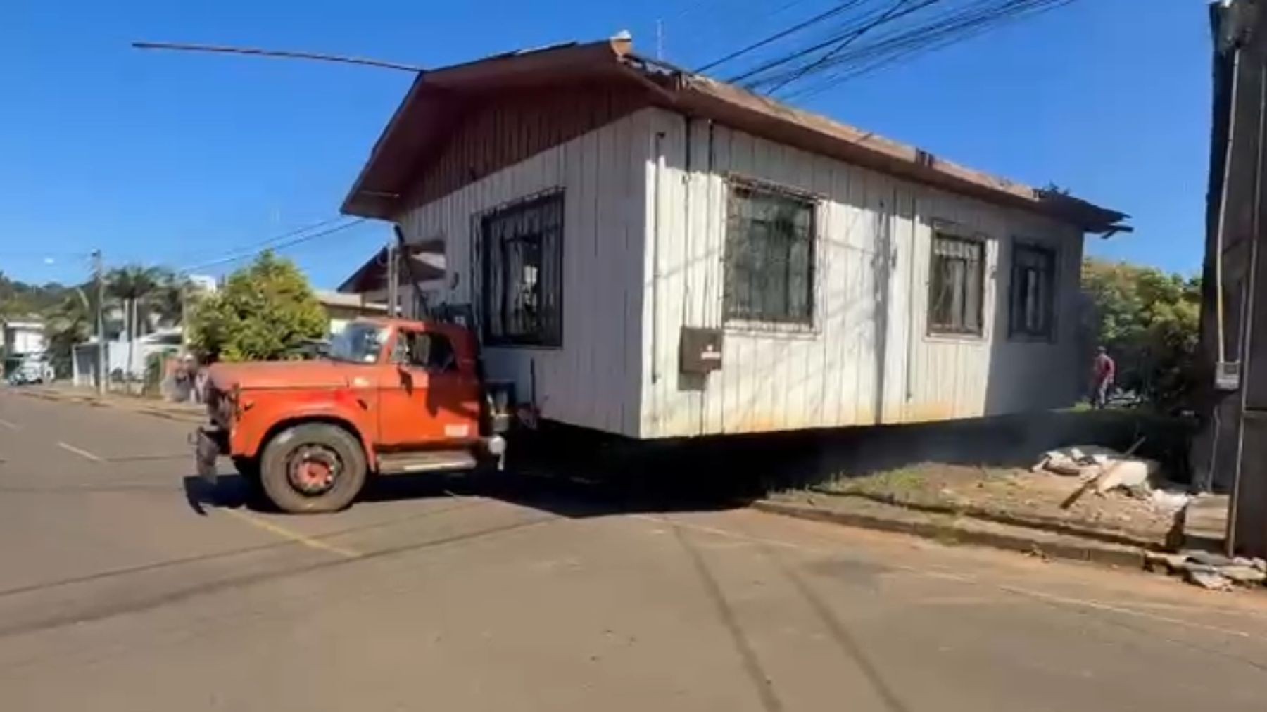 VÍDEO: casa é transportada inteira e 'estacionada' em novo terreno no Paraná