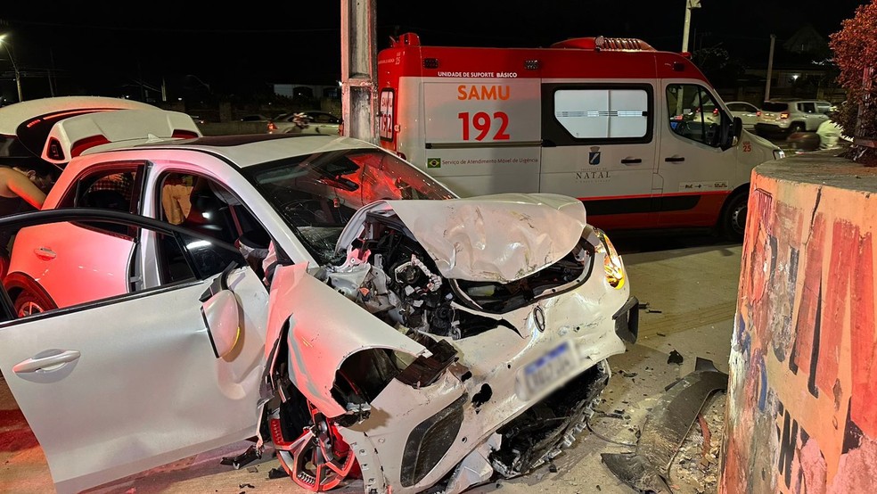 Carro atingiu o muro na margem da BR-101, na Zona Sul de Natal — Foto: Kleber Teixeira/Inter TV Cabugi