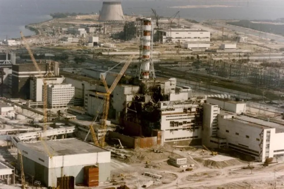 A explosão do dia 26 de abril de 1986 destruiu o reator 4 da usina nuclear de Chernobyl, na Ucrânia — Foto: Getty Images via BBC