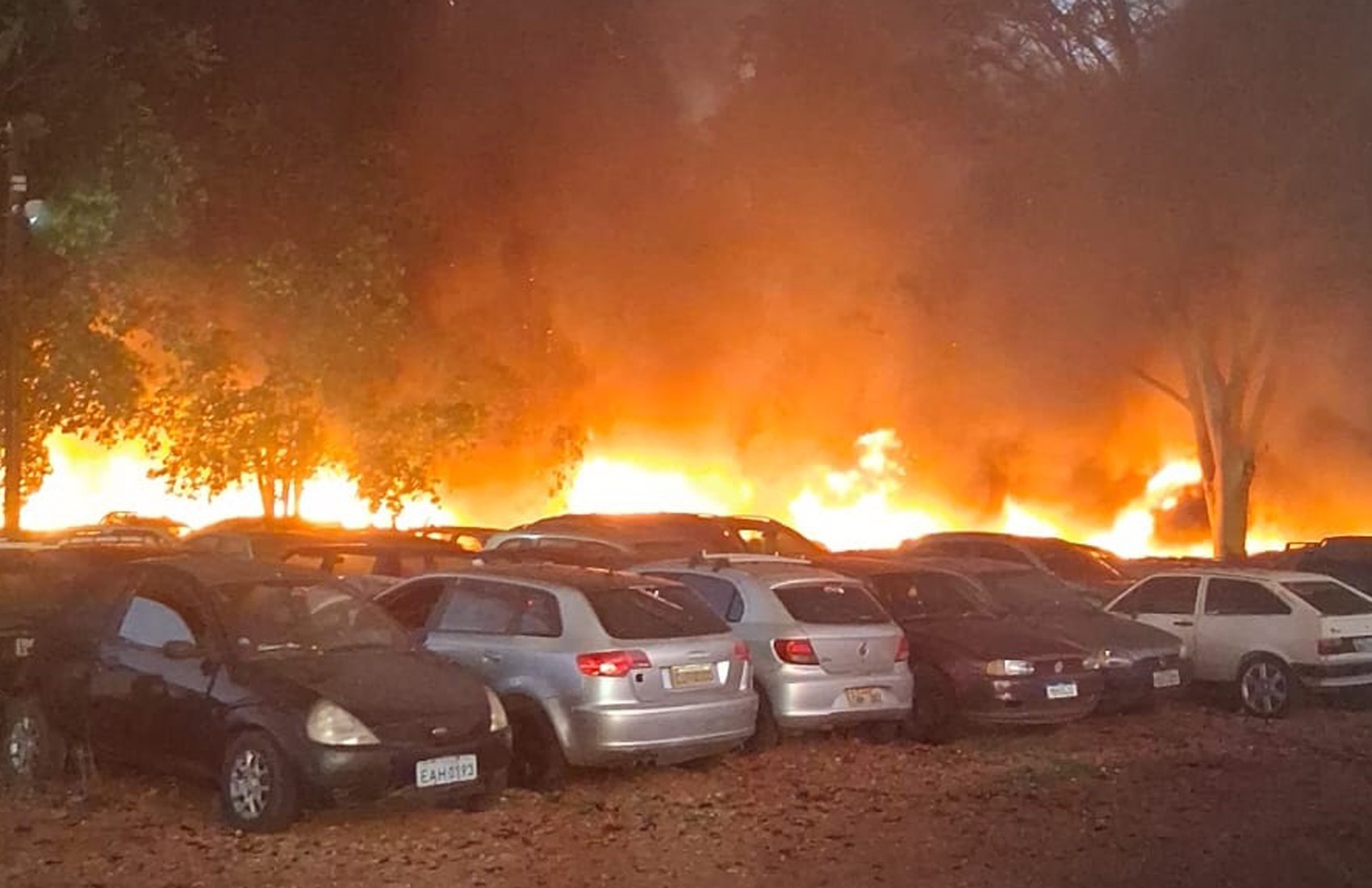 Incêndio atinge pátio de veículos do Detran em Jaboticabal, SP