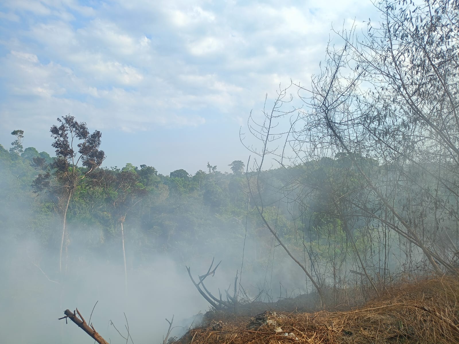 Incêndio atinge comunidade do Coliseu na Zona Leste de Manaus