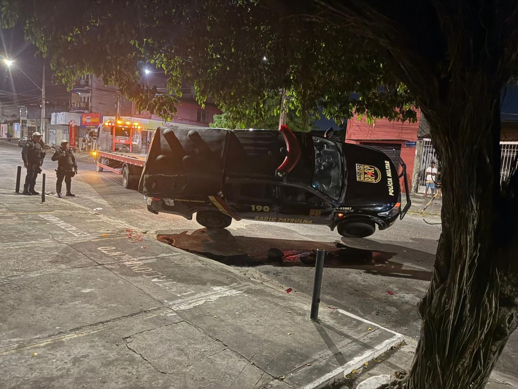 Viatura da PM tomba durante perseguição a suspeito em Aracaju