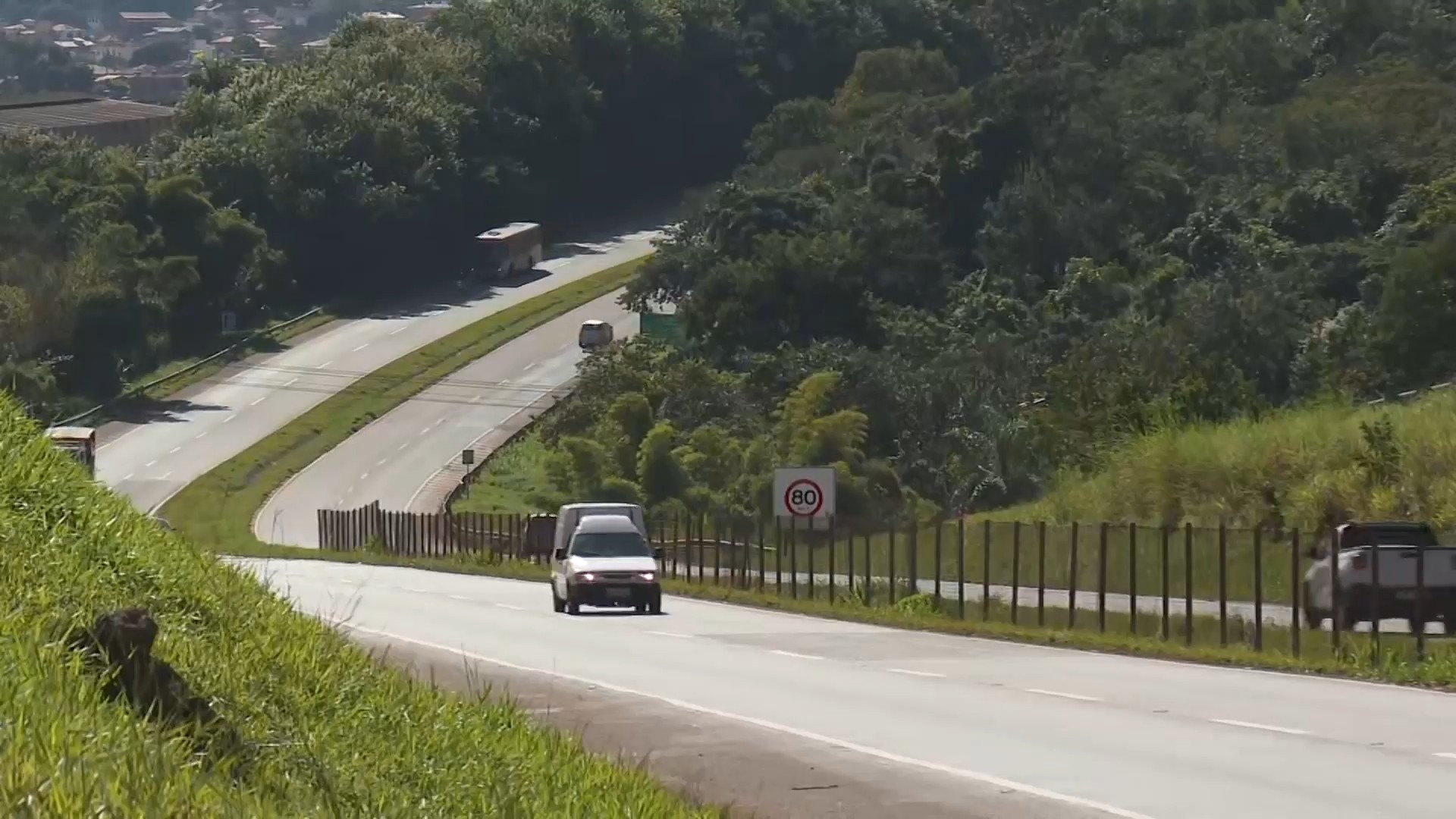 Ladrões encapuzados fazem motorista refém e roubam caminhão com 14 armas e munições em estrada de MG