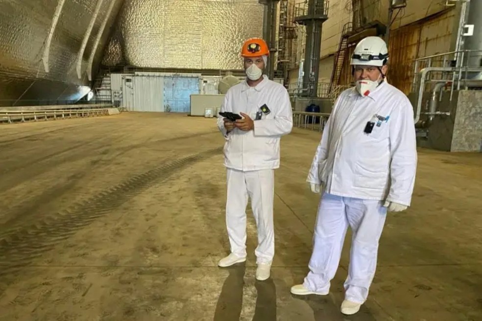 Doroshenko (esq.) trabalha na usina nuclear de Chernobyl há 12 anos — Foto: Arquivo Pessoal