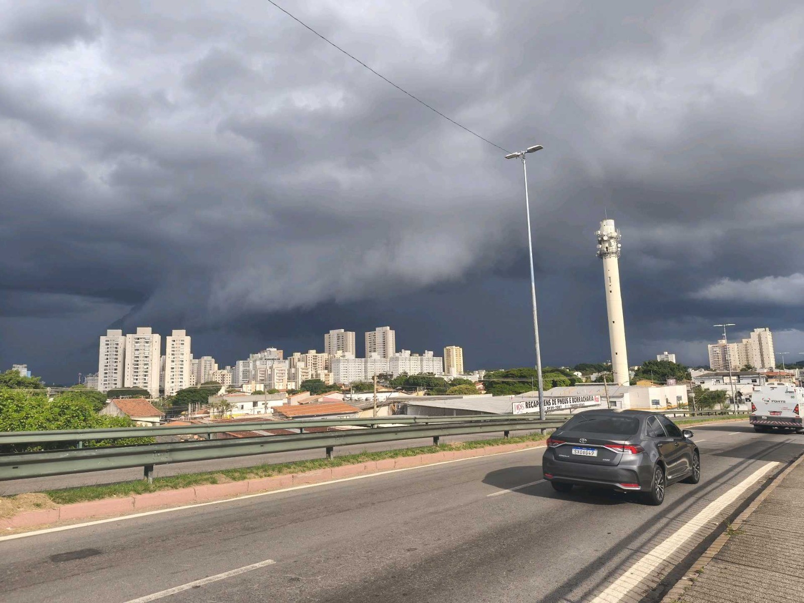 Defesa Civil emite 'alerta severo' para chuva forte em todo o Vale do Paraíba; há risco de quedas de árvores e destelhamento de casas