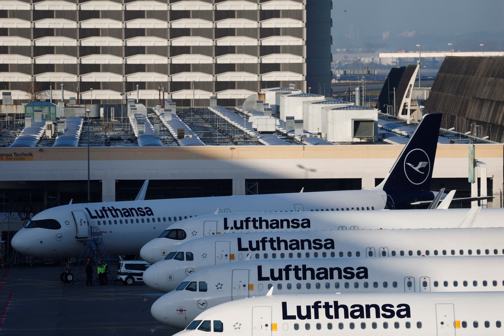 Aviões da Lufthansa em aeroporto de Frankfurt, na Alemanha — Foto: REUTERS/Heiko Becker
