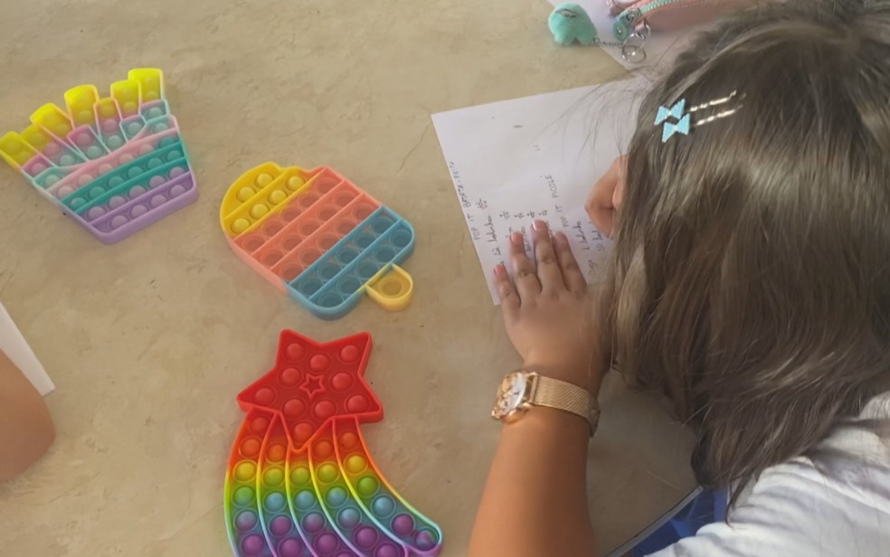 Adição com bolas de brinquedo colorido. jogo de matemática