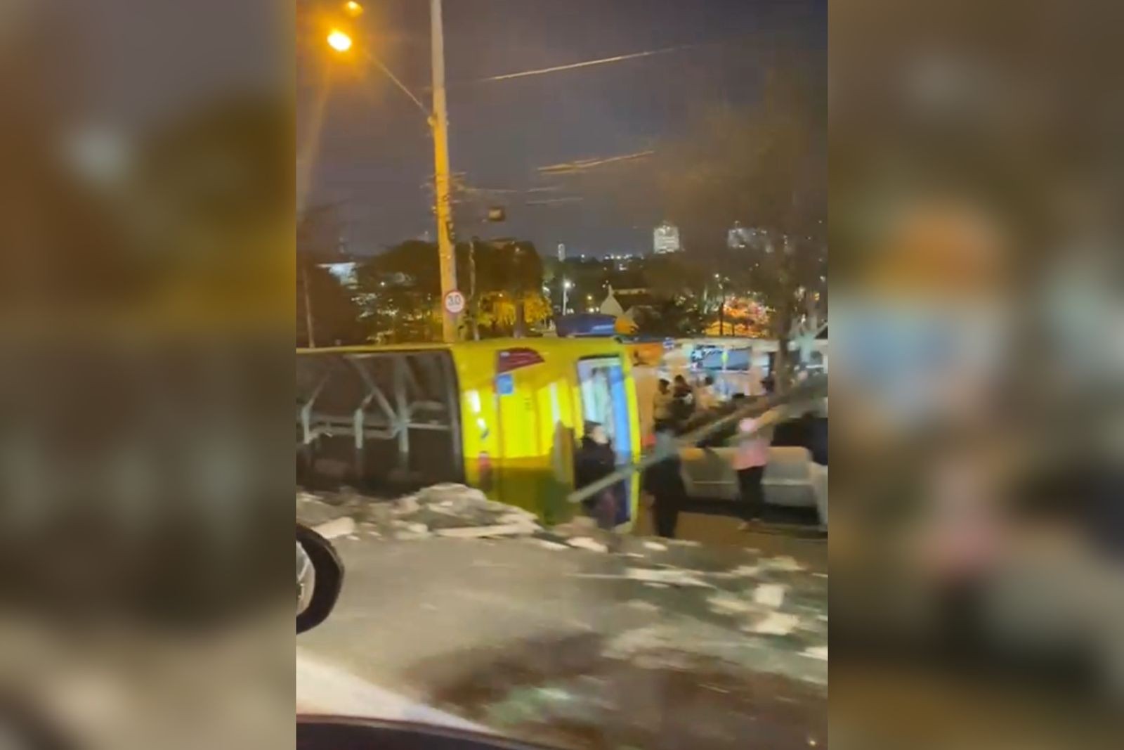 Ônibus do transporte coletivo tomba e deixa feridos em Jundiaí