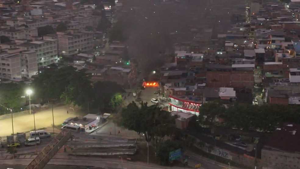 Barricadas em chamas na entrada da Vila do João — Foto: Reprodução/TV Globo