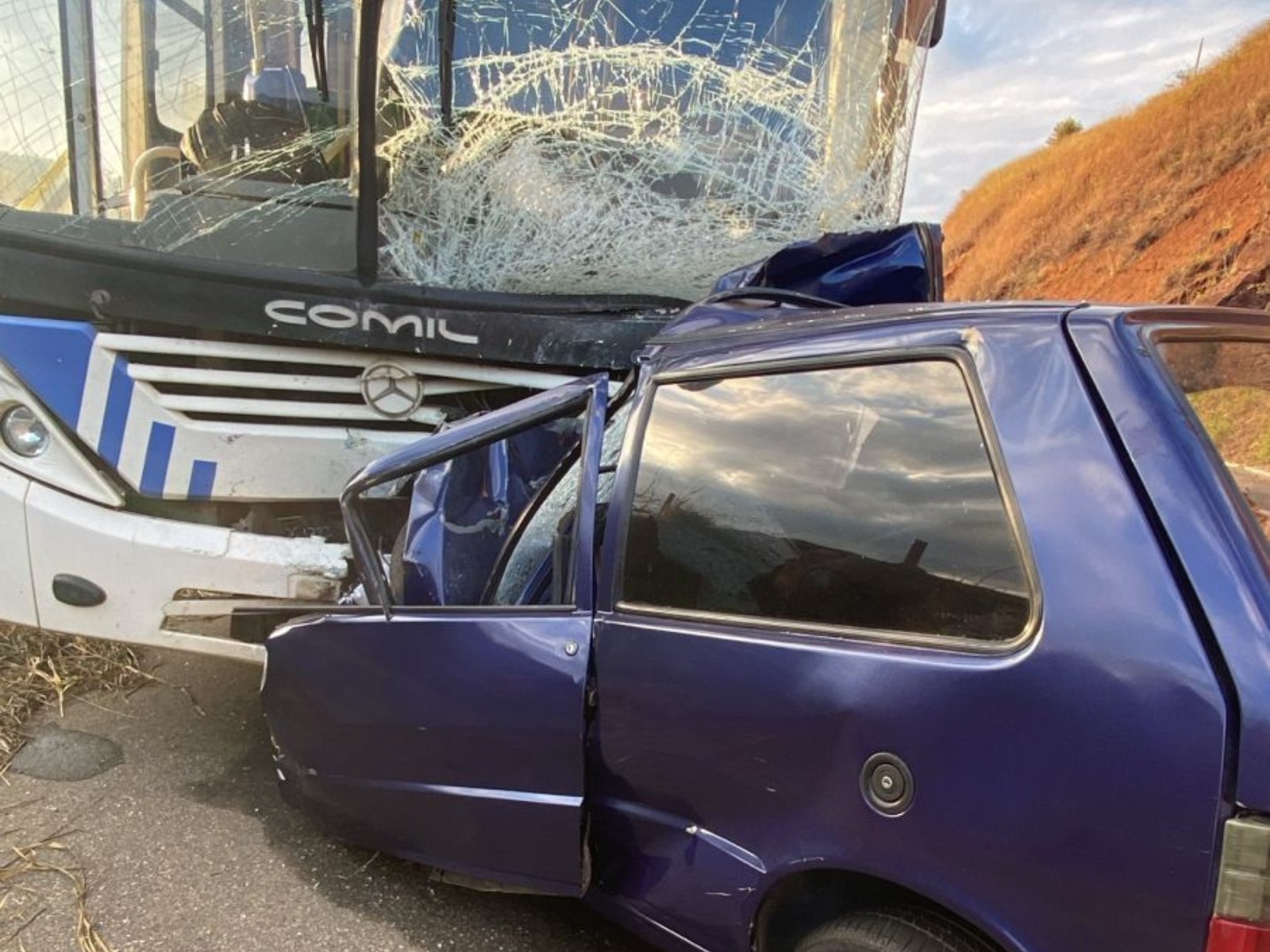 Motorista morre após carro bater de frente com ônibus na BR-458, em Caratinga