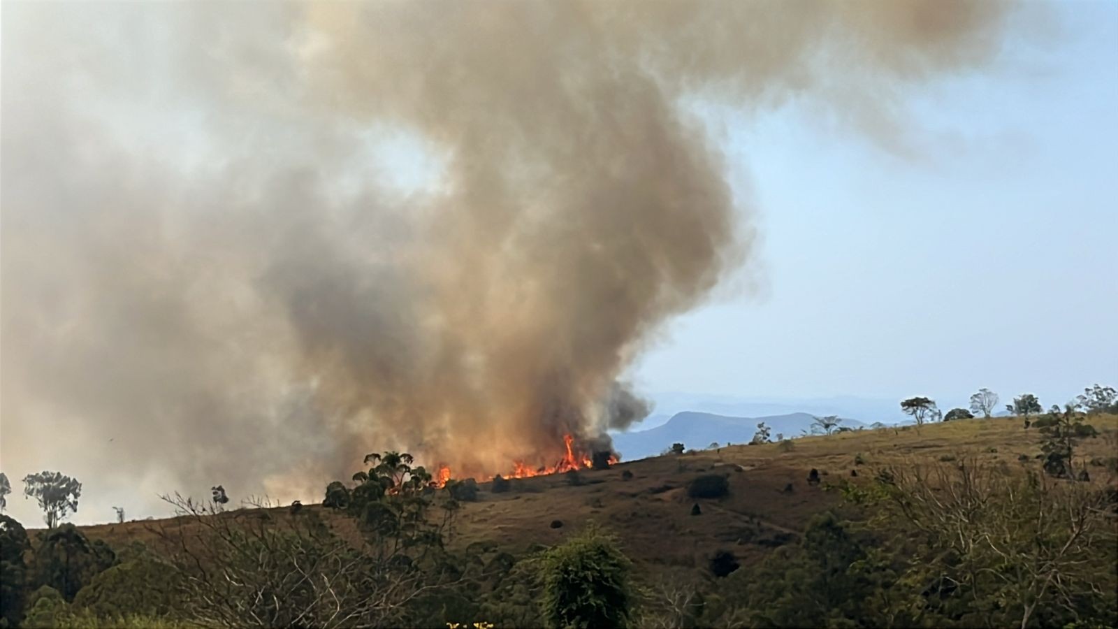 Balão cai e provoca incêndio em área de mata em Paraíba do Sul