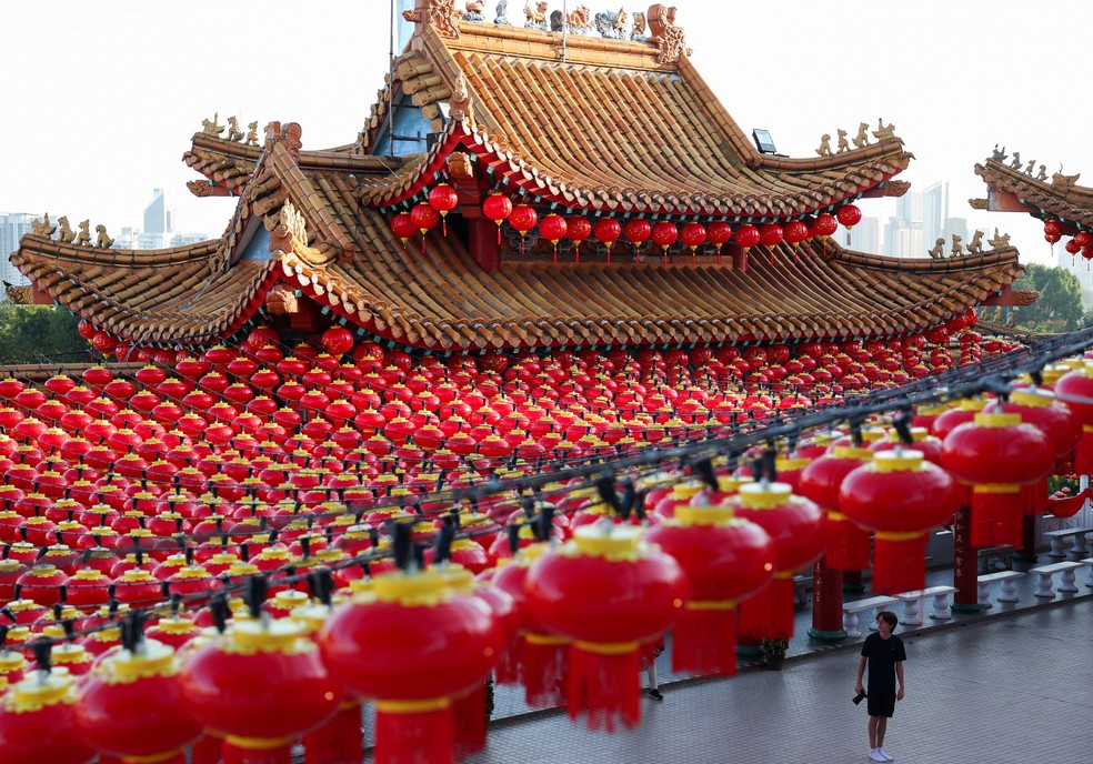 Lanternas preparadas para o Ano Novo Chinês em templo na Malásia, em 11 de fevereiro de 2026 — Foto: Reuters/Hasnoor Hussain
