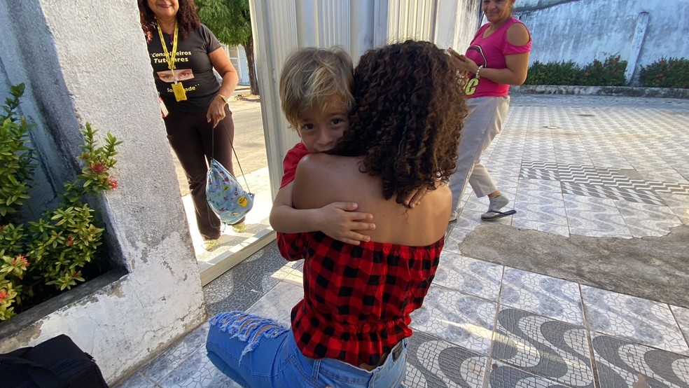 Theo e sua mãe, Milena, se reencontraram na tarde desta segunda-feira (14) em Fortaleza — Foto: Isaac Macêdo/TVM