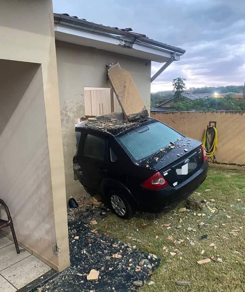 Carro invade quarto de casa e derruba escombros sobre a cama — Foto: Tá no Site/ colaboração