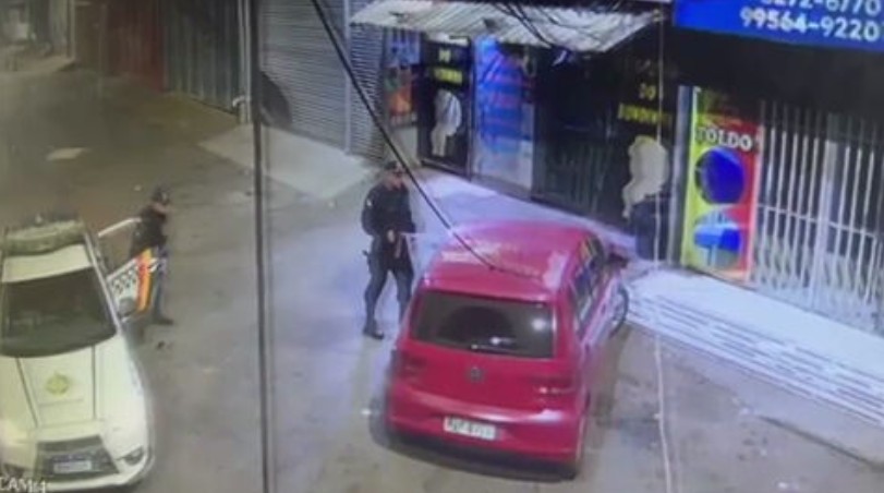 Sem motivo aparente, PMs jogam spray de pimenta e explosivos em moradores e comércios em Santa Maria, no DF; veja vídeos