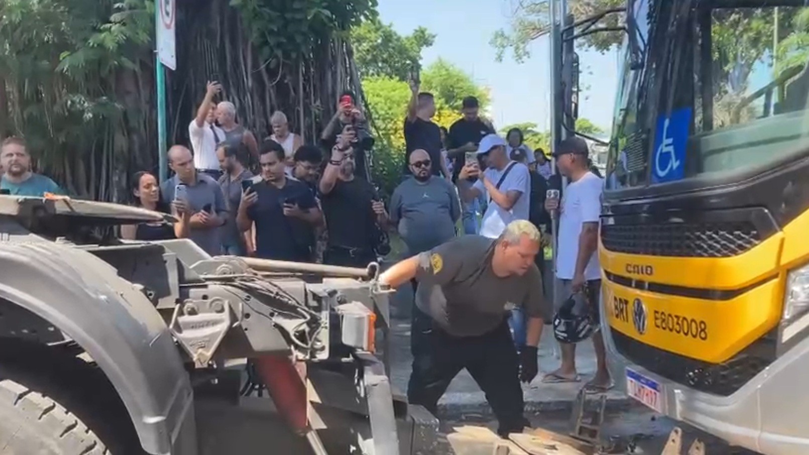 Detro reboca BRT que faz conexão entre Mesquita e Irajá