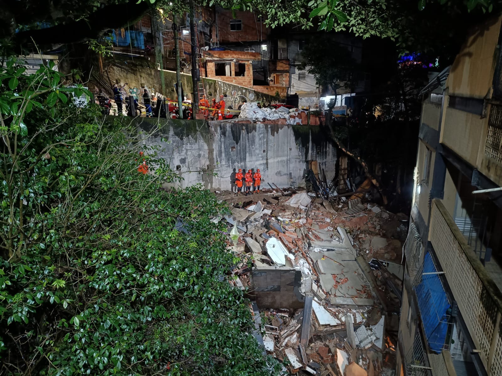 VÍDEO: Prédio desaba no Morro do Cantagalo, na Zona Sul do Rio