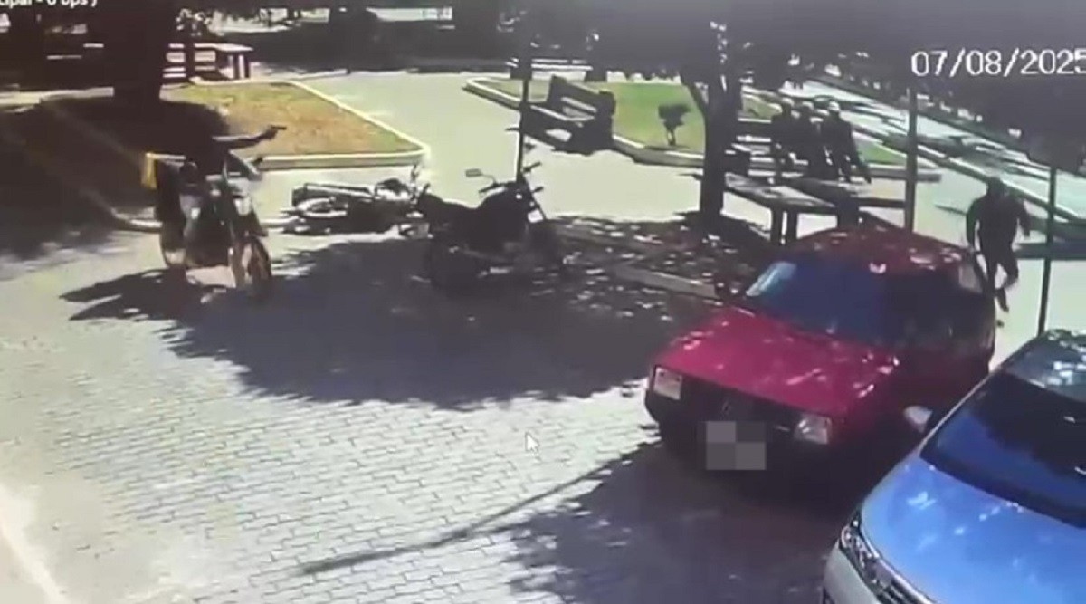 VÍDEO: Homem é morto a tiros em praça pública à luz do dia; polícia investiga o caso