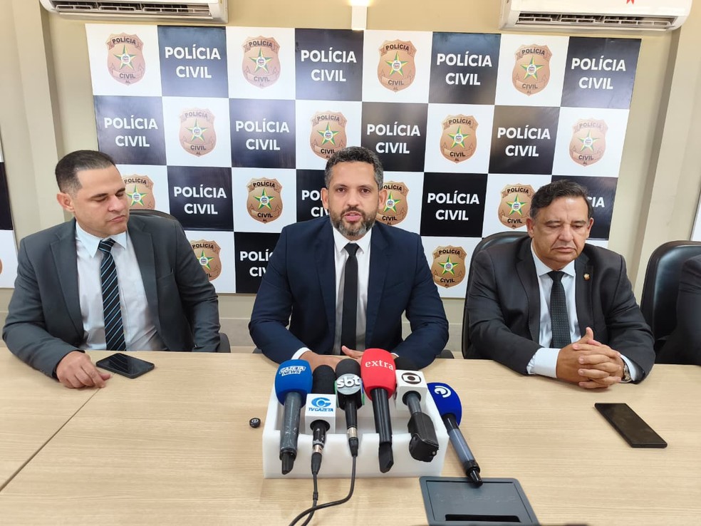 Delegados durante coletiva de imprensa realizada nesta quarta-feira (20). — Foto: Lucas Malafaia/TV Asa Branca Alagoas