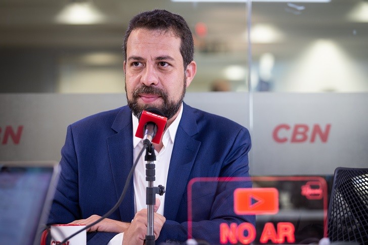 Boulos promete isentar motoristas de aplicativo de rodízio em SP, liberar publicidade em táxis e criar casas de apoio para motofretistas