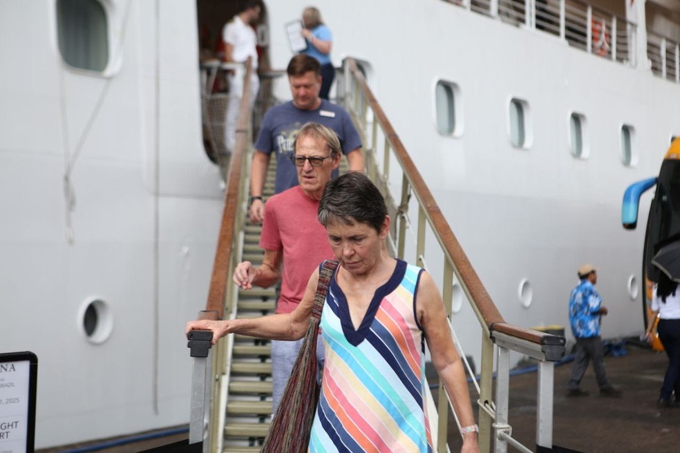 Turistas desembarcam em Manaus após chegada do primeiro cruzeiro da temporada 2025. — Foto: Lucas Silva/Amazonastur
