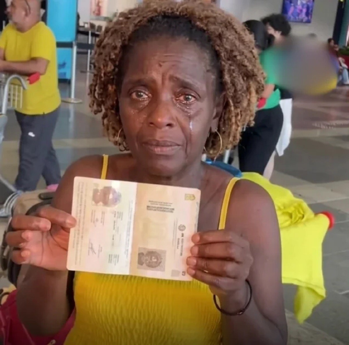 Estrangeira africana que vive há 6 meses no aeroporto de Belém tem passagem remarcada para agosto