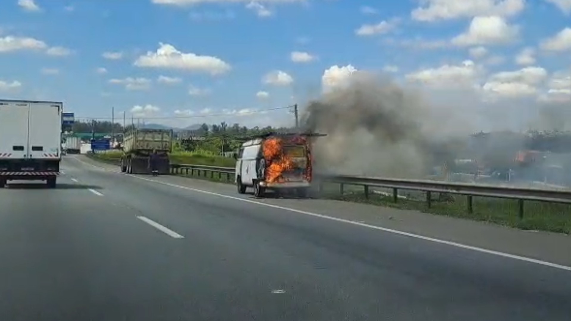 Carro tem pane elétrico e pega fogo na rodovia Ayrton Senna