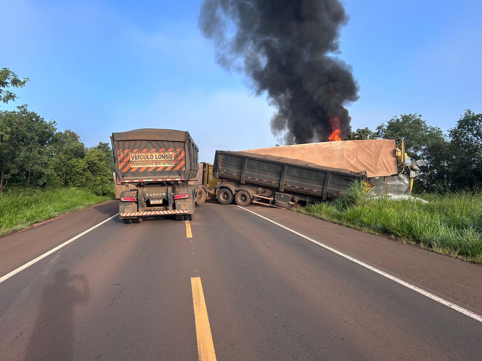 Carretas batem de frente na BR-262 e um dos veículos pega fogo; rodovia está interditada